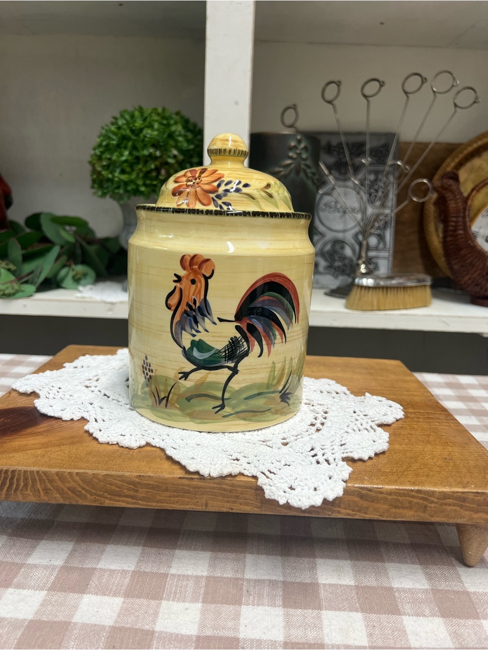 Rooster canister ceramic well equipped kitchen decor farmhouse country